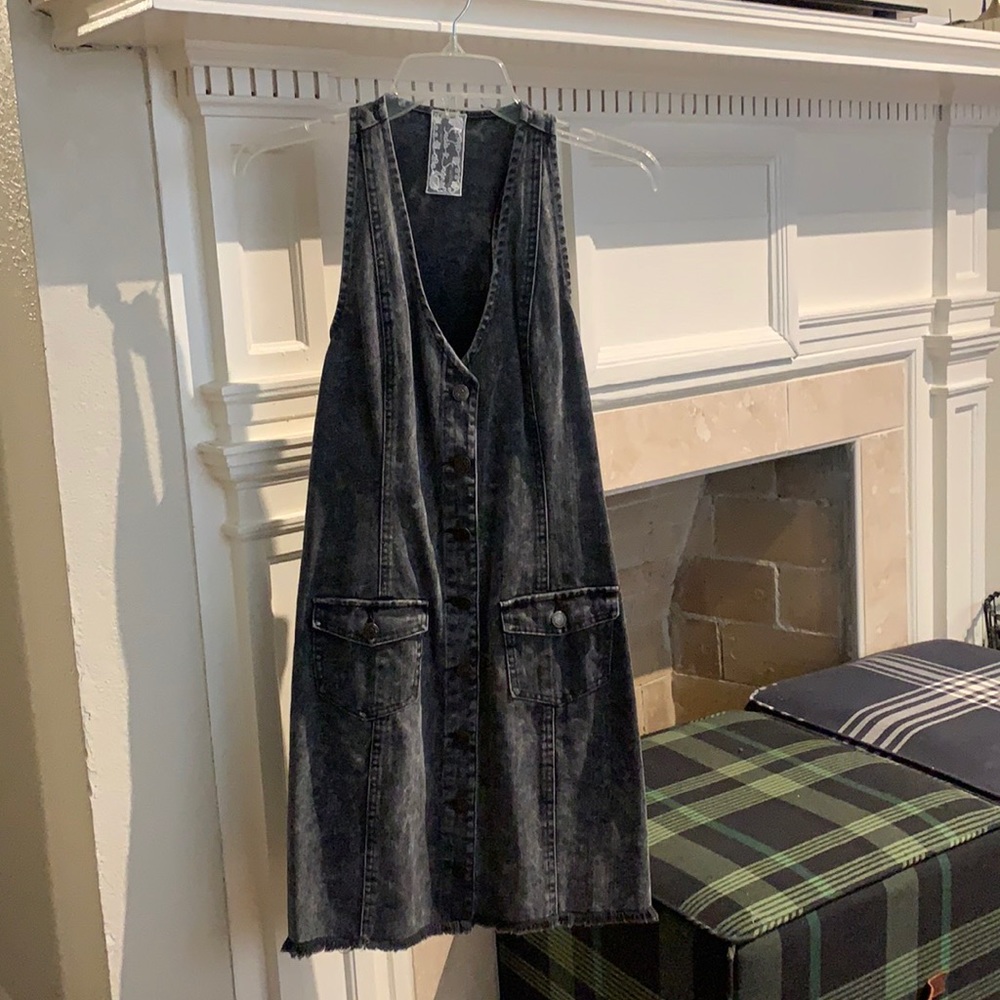 Very cute black denim dress!